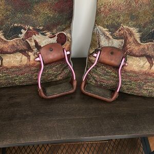 Saddle stirrups